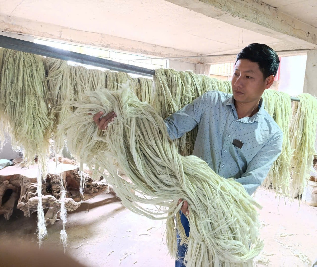 Anh Đỗ Đồng Tâm giới thiệu sản phẩm sợi tơ được làm từ phụ phẩm lá dứa. Ảnh: Nguyễn Thuấn.