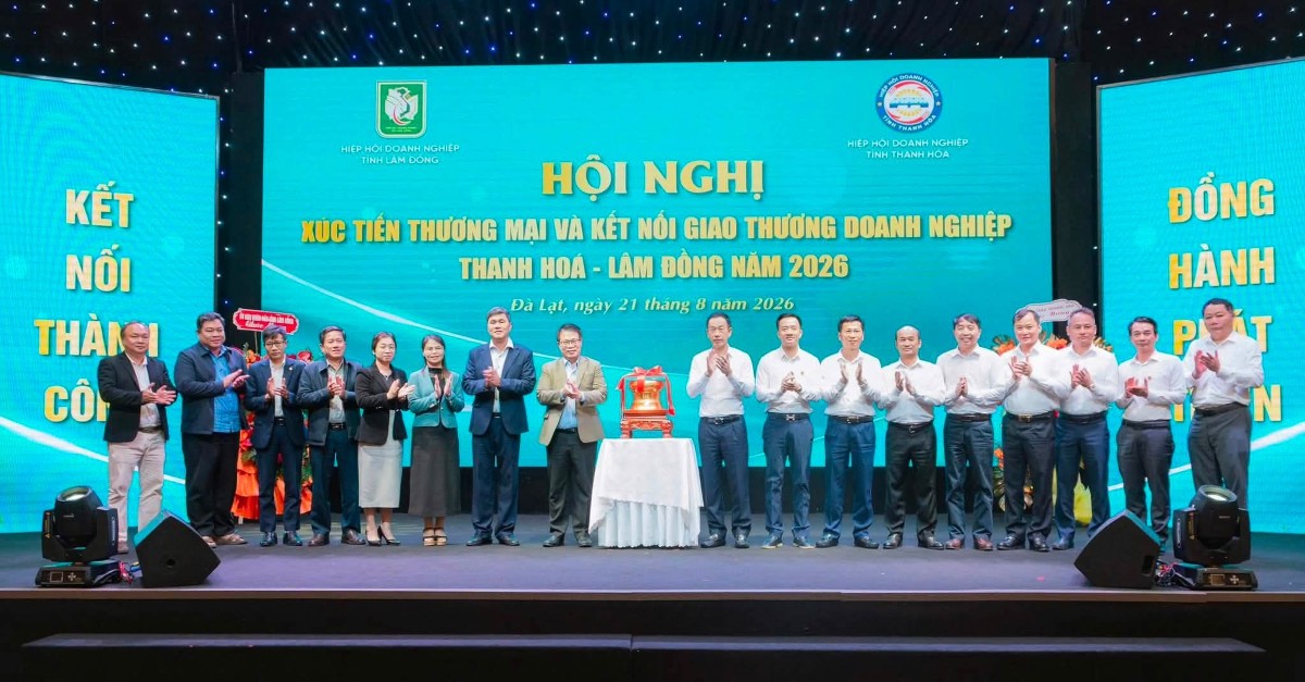 Trao quà lưu niệm tại Hội nghị. Ảnh: Ban tổ chức.