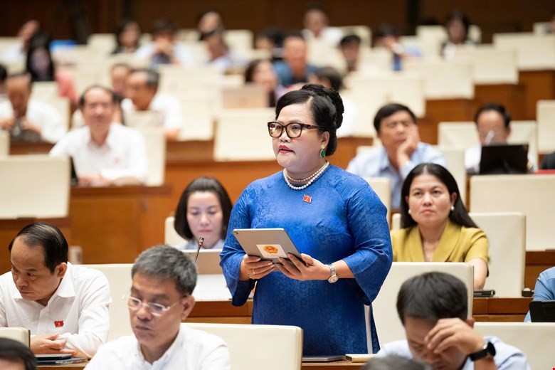 Đại biểu Nguyễn Thị Sửu – Đoàn đại biểu Quốc hội Thành phố Huế đóng góp ý kiến tại phiên họp. Ảnh: Cổng thông tin điện tử Quốc hội.