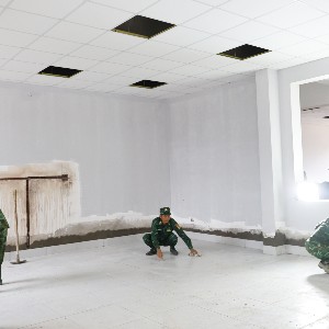 Lực lượng quân đội hỗ trợ công đoạn hoàn thiện tại Trường Phổ thông Nội trú liên cấp Tiểu học và THCS xã Anh Sơn. Ảnh: Kim Oanh