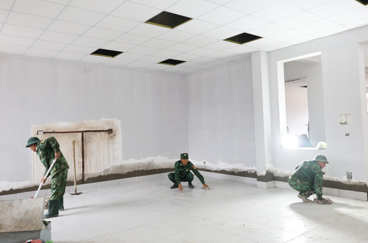 Lực lượng quân đội hỗ trợ công đoạn hoàn thiện tại Trường Phổ thông Nội trú liên cấp Tiểu học và THCS xã Anh Sơn. Ảnh: Kim Oanh