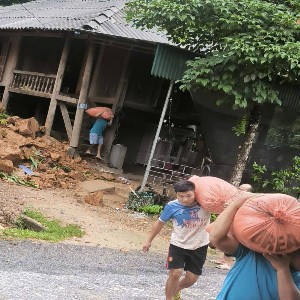Do ảnh hưởng của bão số 4, Thanh Hóa tiếp tục có mưa vừa, mưa to, có nơi mưa rất to. Mưa kéo dài làm gia tăng nguy cơ ngập lụt, lũ quét, sụt lún, sạt lở đất đá, đặc biệt tại các xã miền núi, biên giới như Mường Lý, Trung Lý, Trung Hạ, Văn Phú, Tam Thanh và Sơn Điện. Ảnh: Công an tỉnh Thanh Hóa