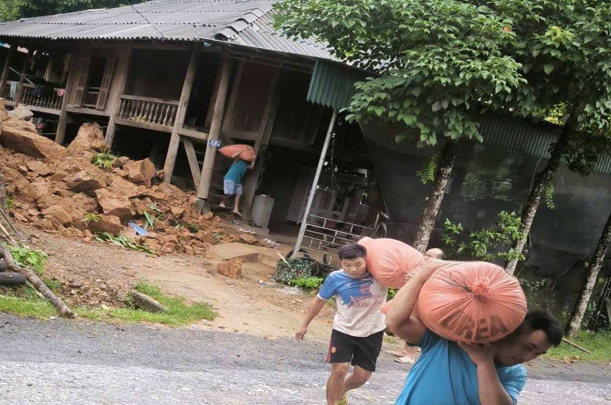Do ảnh hưởng của bão số 4, Thanh Hóa tiếp tục có mưa vừa, mưa to, có nơi mưa rất to. Mưa kéo dài làm gia tăng nguy cơ ngập lụt, lũ quét, sụt lún, sạt lở đất đá, đặc biệt tại các xã miền núi, biên giới như Mường Lý, Trung Lý, Trung Hạ, Văn Phú, Tam Thanh và Sơn Điện. Ảnh: Công an tỉnh Thanh Hóa