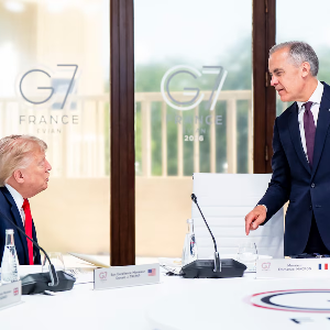 Tổng thống Mỹ Donald Trump (trái) và Thủ tướng Canada Mark Carney tại hội nghị thượng đỉnh G7 ở Pháp, tháng 6/2026 - Ảnh: The Canadian Press.