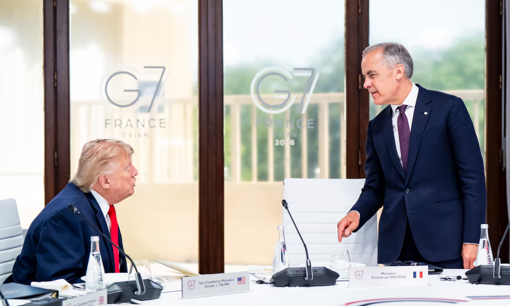Tổng thống Mỹ Donald Trump (trái) và Thủ tướng Canada Mark Carney tại hội nghị thượng đỉnh G7 ở Pháp, tháng 6/2026 - Ảnh: The Canadian Press.