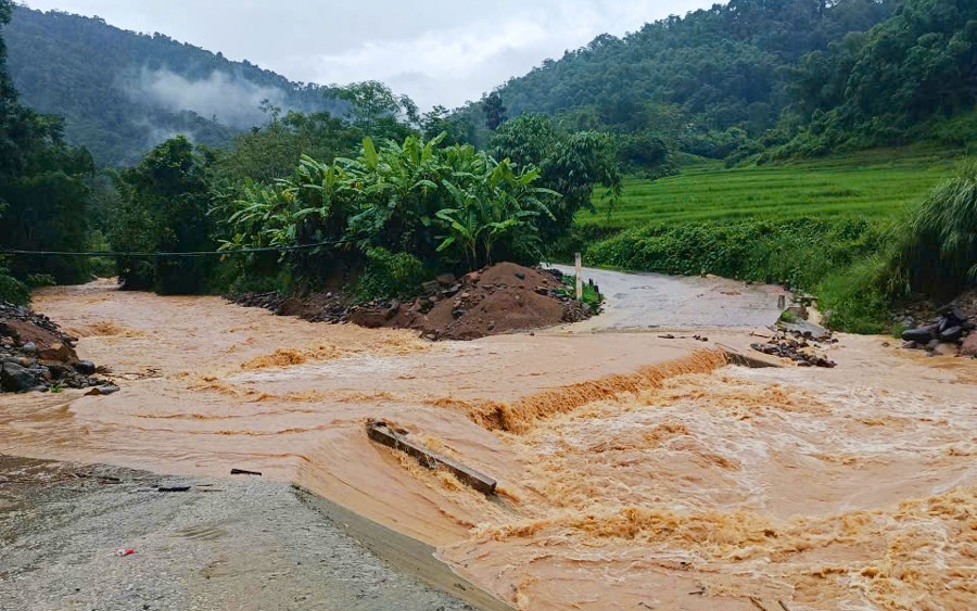 Nước dâng cao tại một điểm tràn trên địa bàn xã Na Mèo sáng 24/8. Ảnh: Công an tỉnh Thanh Hóa