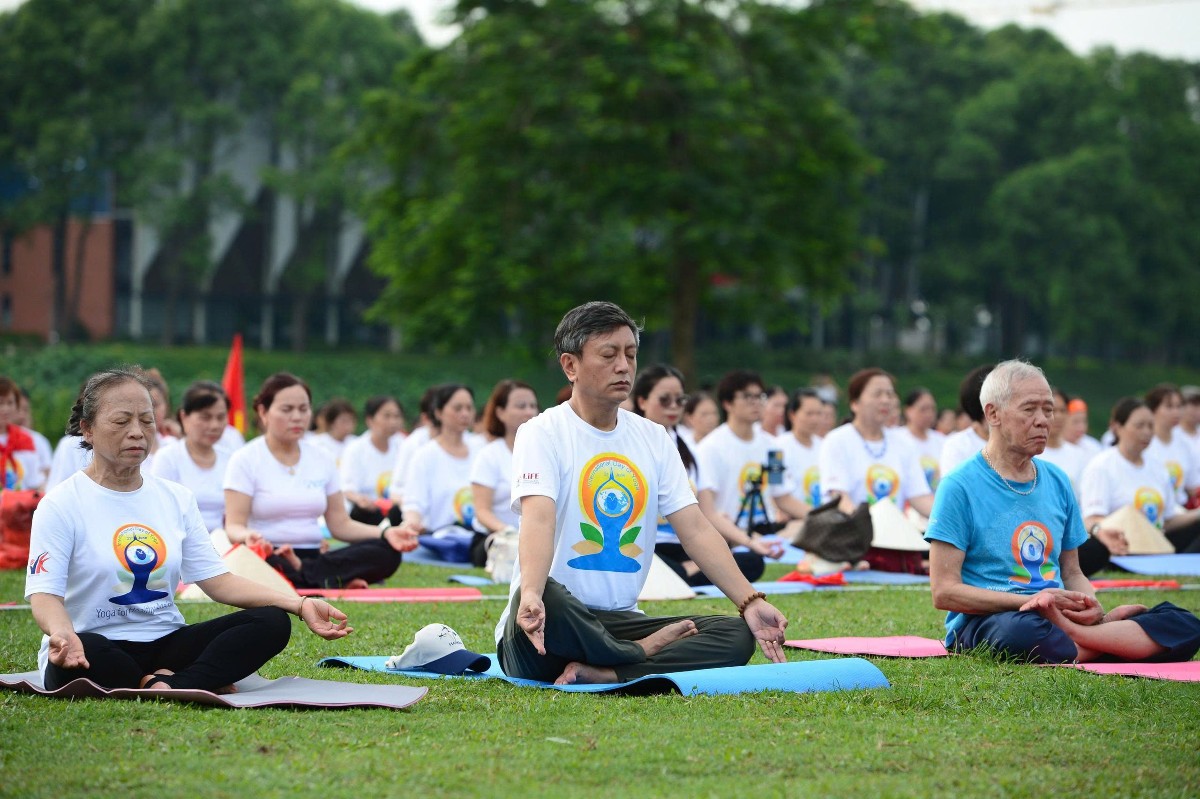 Hơn 1.500 người đã cùng tham gia chương trình chào mừng Ngày Quốc tế Yoga 2026 tại Hà Nội. Ảnh: VTV