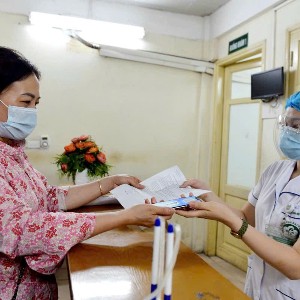 Làm thủ tục đăng ký khám chữa bệnh bảo hiểm y tế. Ảnh: Duy Nguyễn.