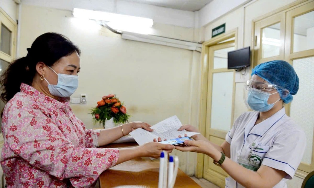 Làm thủ tục đăng ký khám chữa bệnh bảo hiểm y tế. Ảnh: Duy Nguyễn.