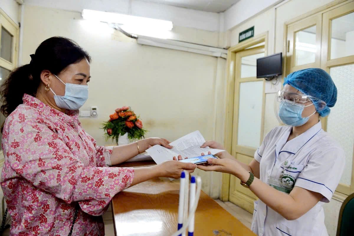 Làm thủ tục đăng ký khám chữa bệnh bảo hiểm y tế. Ảnh: Duy Nguyễn.