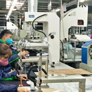 Tăng lương tối thiểu góp phần cải thiện hơn đời sống cho người lao động. Ảnh minh họa: Thu Hằng.