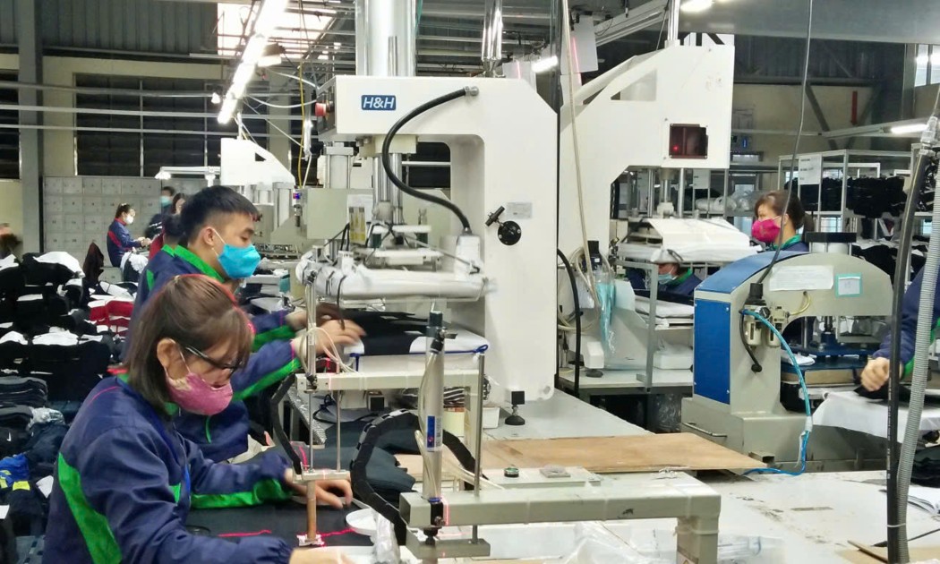Tăng lương tối thiểu góp phần cải thiện hơn đời sống cho người lao động. Ảnh minh họa: Thu Hằng.