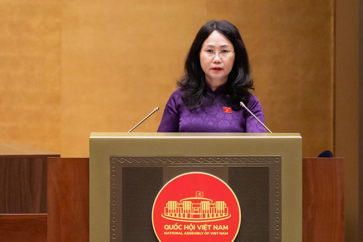 Bộ trưởng Bộ Văn hóa, Thể thao và Du lịch Lâm Thị Phương Thanh trình bày Báo cáo tiếp thu, giải trình và chỉnh lý dự thảo Luật sửa đổi, bổ sung một số điều của Luật Xuất bản. Ảnh: Cổng thông tin điện tử Quốc hội.
