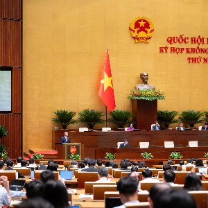 Bộ trưởng Bộ Tài chính Ngô Văn Tuấn trình bày tóm tắt Báo cáo giải trình, tiếp thu, chỉnh lý dự thảo Nghị quyết của Quốc hội. Ảnh: Quốc hội