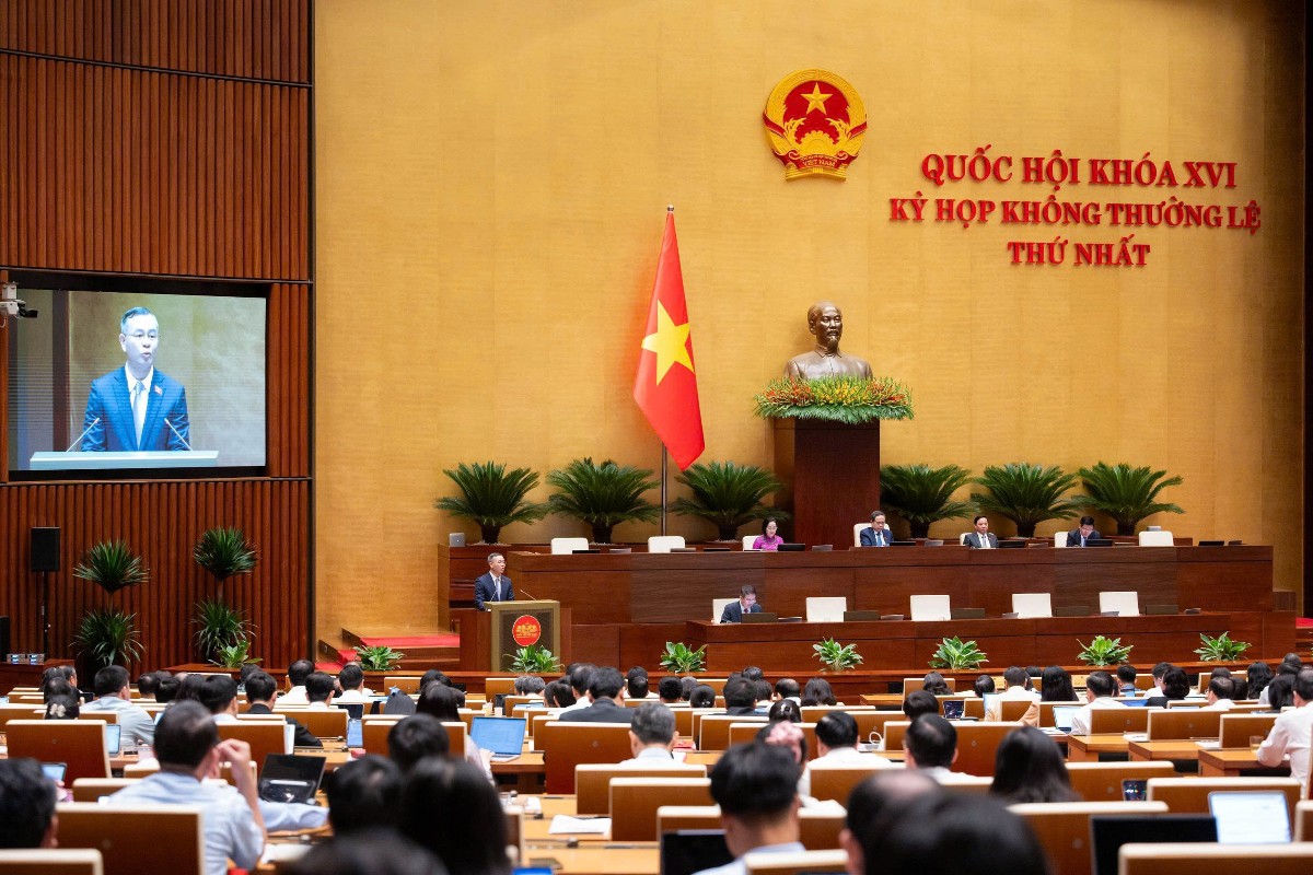 Bộ trưởng Bộ Tài chính Ngô Văn Tuấn trình bày tóm tắt Báo cáo giải trình, tiếp thu, chỉnh lý dự thảo Nghị quyết của Quốc hội. Ảnh: Quốc hội