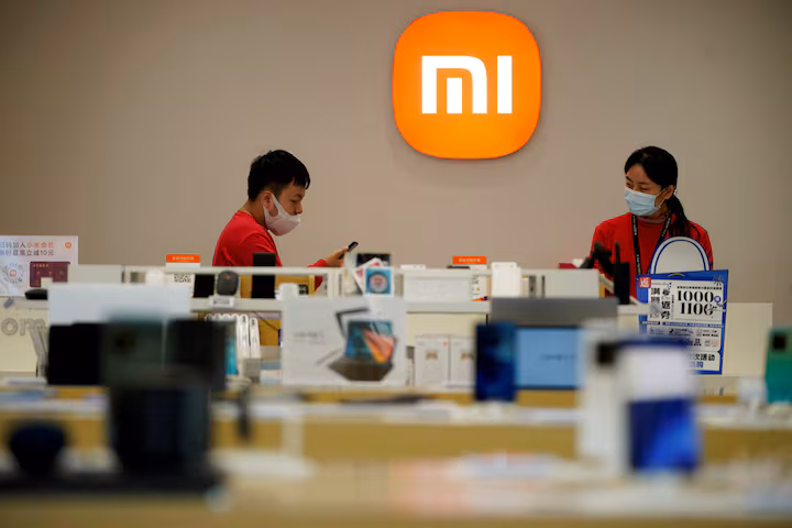Xiaomi bắt đầu đẩy mạnh chương trình phát triển chip lớn từ năm 2021 và đang hướng tới cạnh tranh với Apple, Samsung Electronics và Huawei. Ảnh: Reuters