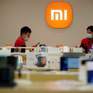 Xiaomi bắt đầu đẩy mạnh chương trình phát triển chip lớn từ năm 2021 và đang hướng tới cạnh tranh với Apple, Samsung Electronics và Huawei. Ảnh: Reuters