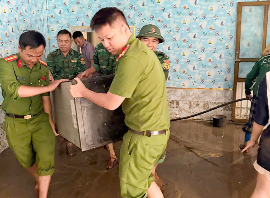 Do mưa lớn kéo dài, đất đá từ taluy tại bản Cang, xã Mường Chanh, Thanh Hóa, tràn xuống khu dân cư, ảnh hưởng nhà ở, tài sản và hoa màu. Lực lượng chức năng địa phương đã huy động lực lượng, phương tiện phối hợp hỗ trợ người dân khắc phục hậu quả, ổn định cuộc sống. Ảnh: Đình Hợp