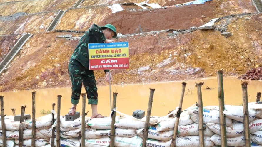 Lực lượng chức năng xã Kim Tân triển khai dựng rào chắn, cắm biển cảnh báo, hướng dẫn người dân và phương tiện qua lại an toàn; tuyệt đối không để người dân chủ quan, cố tình đi qua khu vực nguy hiểm. Ảnh: UBND xã Kim Tân