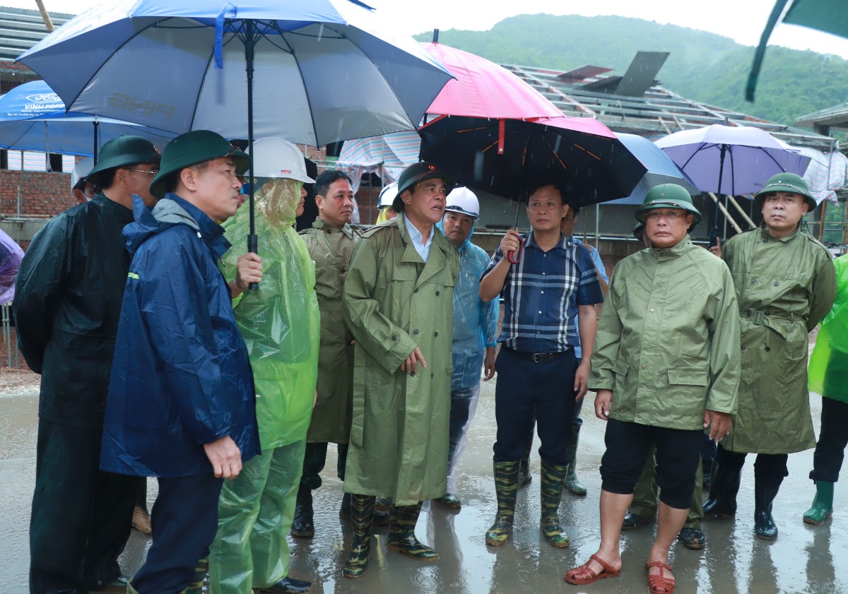 Chủ tịch UBND tỉnh Võ Trọng Hải kiểm tra thực địa tiến độ thi công tại dự án Trường PTNT liên cấp Tiểu học và THCS Tam Thái. Ảnh: Kim Oanh