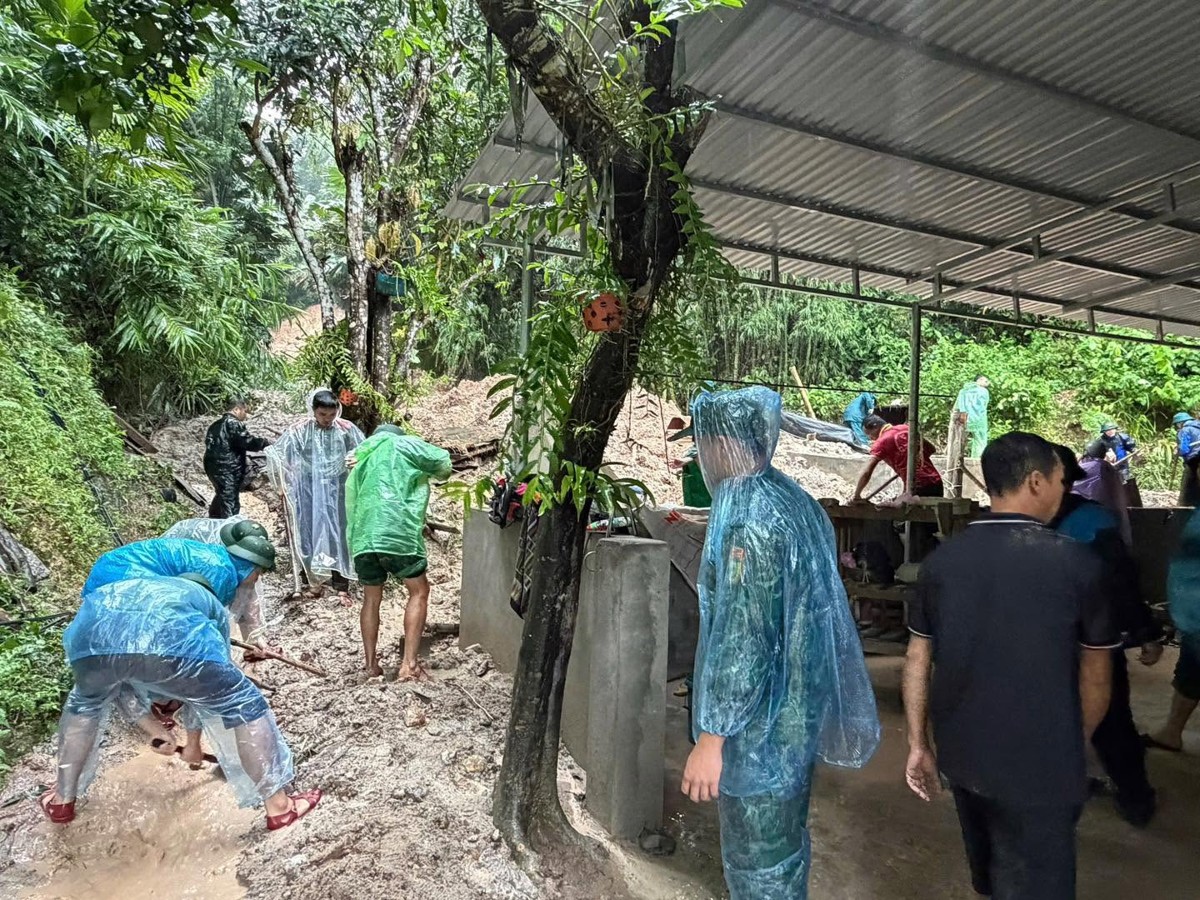 Lực lượng chức năng xã Tam Thanh hỗ trợ nhân dân khắc phục hậu quả mưa lũ. Ảnh: Công an xã Tam Thanh