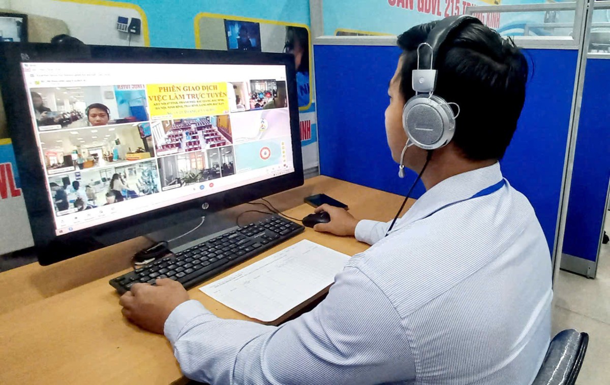 Người lao động tìm kiếm việc làm tại Hà Nội. Ảnh: Thu Hằng.