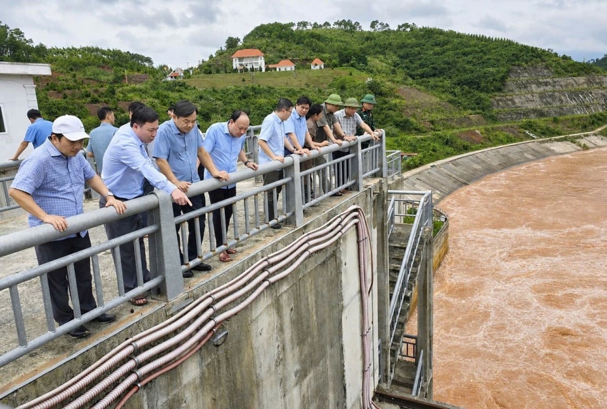 Đoàn công tác kiểm tra thực tế việc vận hành, xả điều tiết hồ Bản Lải. Ảnh: Hoàng Nghĩa.