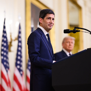 Chủ tịch Fed Kevin Warsh (trái) trong lễ tuyên thệ nhậm chức tại Nhà Trắng tháng 5/2026. Đứng bên cạnh ông là Tổng thống Mỹ Donald Trump - Ảnh: Nhà Trắng.