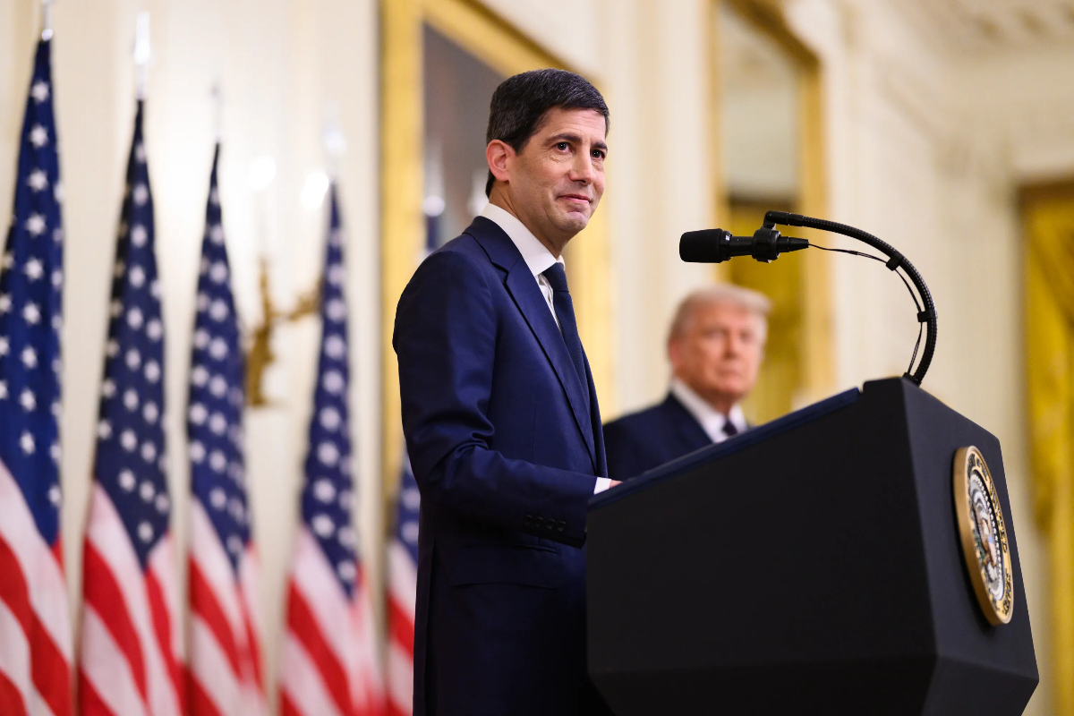 Chủ tịch Fed Kevin Warsh (trái) trong lễ tuyên thệ nhậm chức tại Nhà Trắng tháng 5/2026. Đứng bên cạnh ông là Tổng thống Mỹ Donald Trump - Ảnh: Nhà Trắng.