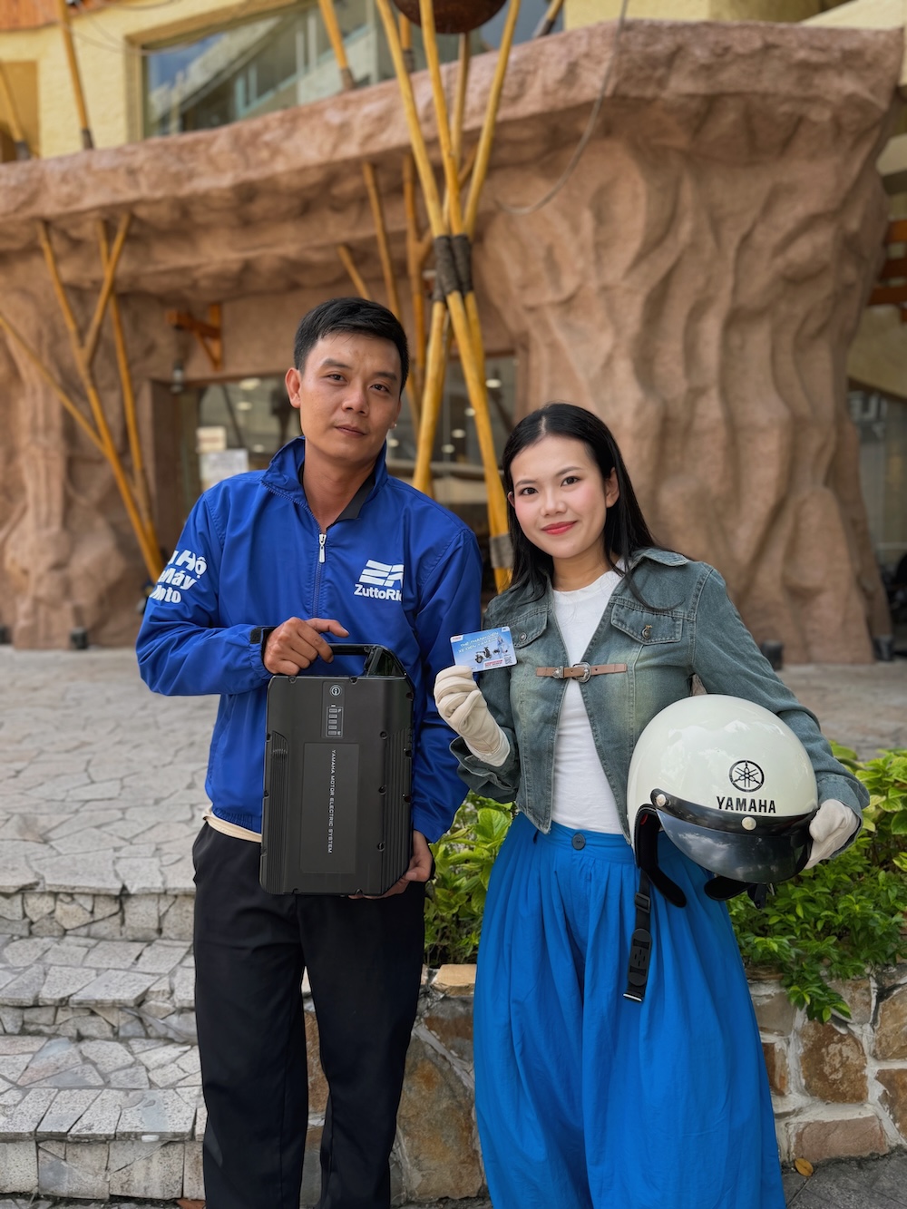 Khách hàng trẻ tuổi sử dụng dịch vụ giao pin thông qua đội ngũ ZuttoRide.