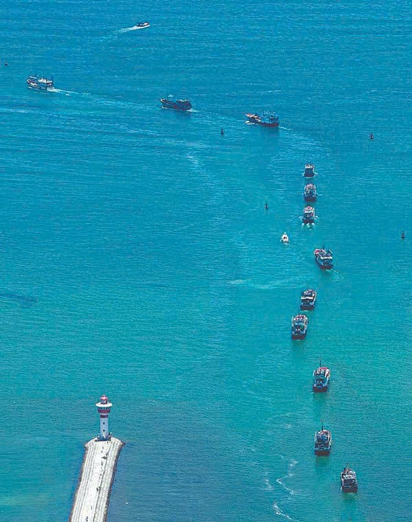 Những tàu cá rời cảng Tanmen ra khơi, nhìn từ trên cao, tại thành phố Quỳnh Hải, tỉnh Hải Nam, miền Nam Trung Quốc. Ảnh: Xinhua