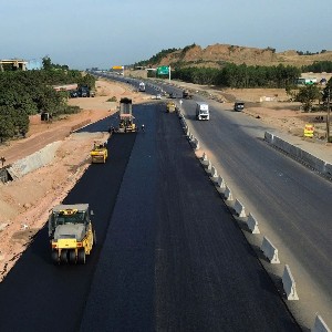Nhà thầu thi công một đoạn đường trên tuyến cao tốc Bắc - Nam phía Đông. Ảnh: Quốc Khánh