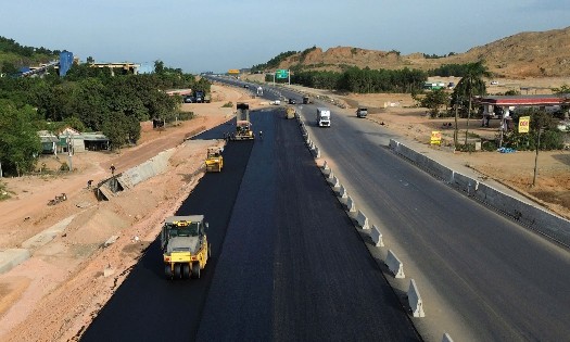 Nhà thầu thi công một đoạn đường trên tuyến cao tốc Bắc - Nam phía Đông. Ảnh: Quốc Khánh