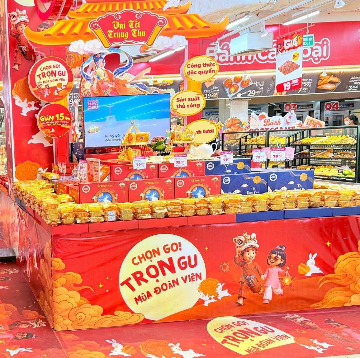 Dòng sản phẩm nhãn hàng riêng từ các siêu thị lớn dự báo sẽ càng làm tăng tính cạnh tranh trên thị trường bánh Trung thu 2026. Ảnh: GO Việt Nam