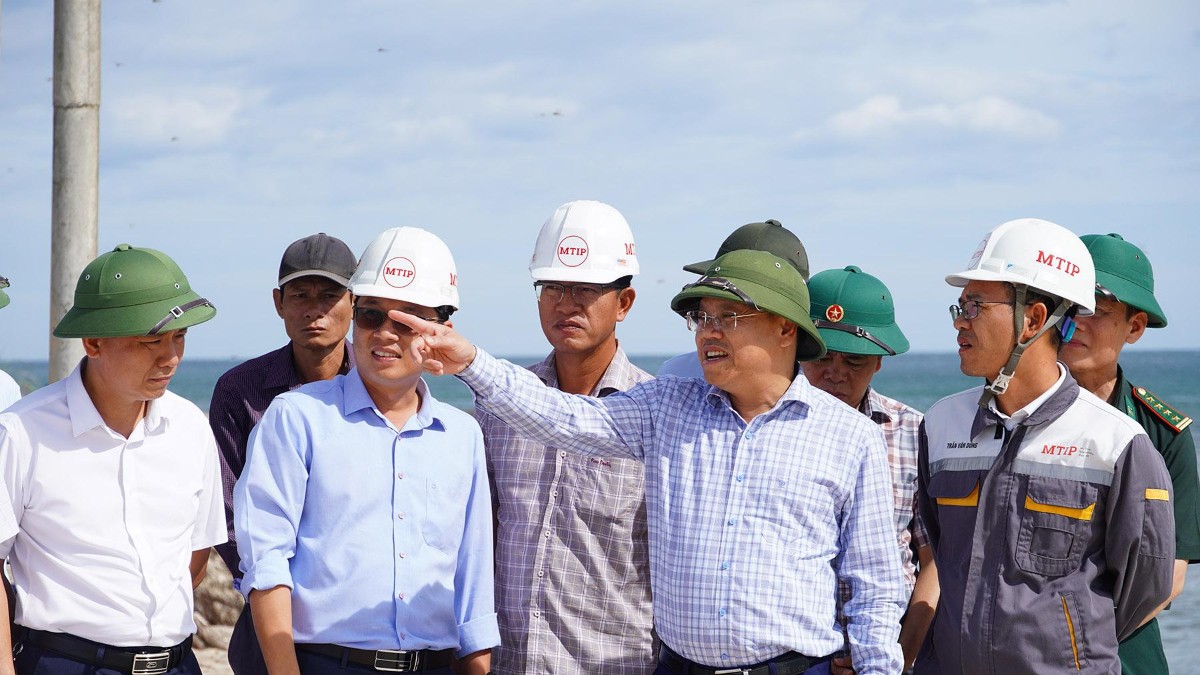 Phó Chủ tịch UBND tỉnh Quảng Trị Lê Đức Tiến kiểm tra dự án. Ảnh: Trường Nhật
