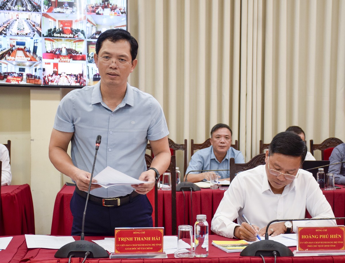 Giám đốc Sở Tài chính Nghệ An Trịnh Thanh Hải báo cáo tiến độ các dự án trọng điểm. Ảnh: PT