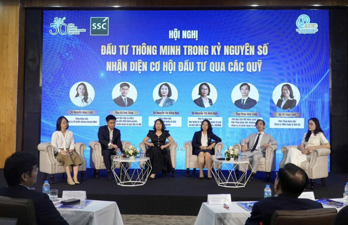 Phần tọa đàm, trao đổi và hỏi đáp tại hội nghị. Ảnh: Uỷ ban Chứng khoán Nhà nước. 

