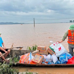 Đưa thực phẩm và thuốc đến cứu trợ người dân vùng lũ. Ảnh: Cục Quản lý Đê điều và Phòng chống thiên tai.