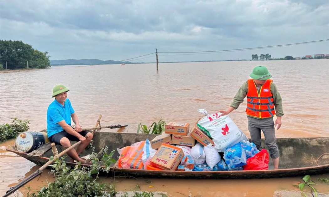 Đưa thực phẩm và thuốc đến cứu trợ người dân vùng lũ. Ảnh: Cục Quản lý Đê điều và Phòng chống thiên tai.