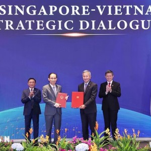 Uỷ viên Bộ Chính trị, Bộ trưởng Bộ Ngoại giao Lê Hoài Trung và Bộ trưởng Ngoại giao Singapore Vivian Balakrishnan trao Tuyên bố chung về Chiến lược Kết nối Công nghệ Việt Nam - Singapore - Ảnh: TTXVN