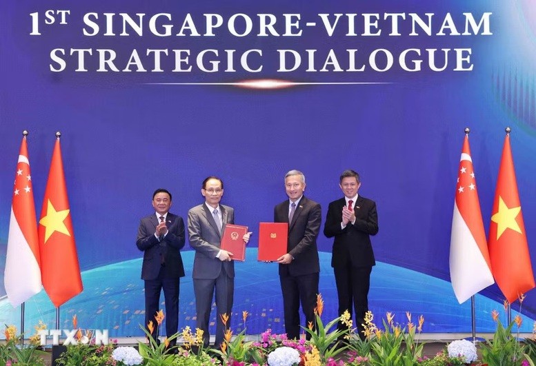 Uỷ viên Bộ Chính trị, Bộ trưởng Bộ Ngoại giao Lê Hoài Trung và Bộ trưởng Ngoại giao Singapore Vivian Balakrishnan trao Tuyên bố chung về Chiến lược Kết nối Công nghệ Việt Nam - Singapore - Ảnh: TTXVN