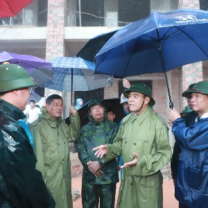 Chủ tịch UBND tỉnh Nghệ An Võ Trọng Hải đi kiểm tra thực địa tiến độ xây dựng các trường phổ thông nội trú liên cấp Tiểu học và THCS tại các xã biên giới. Ảnh: Kim Oanh