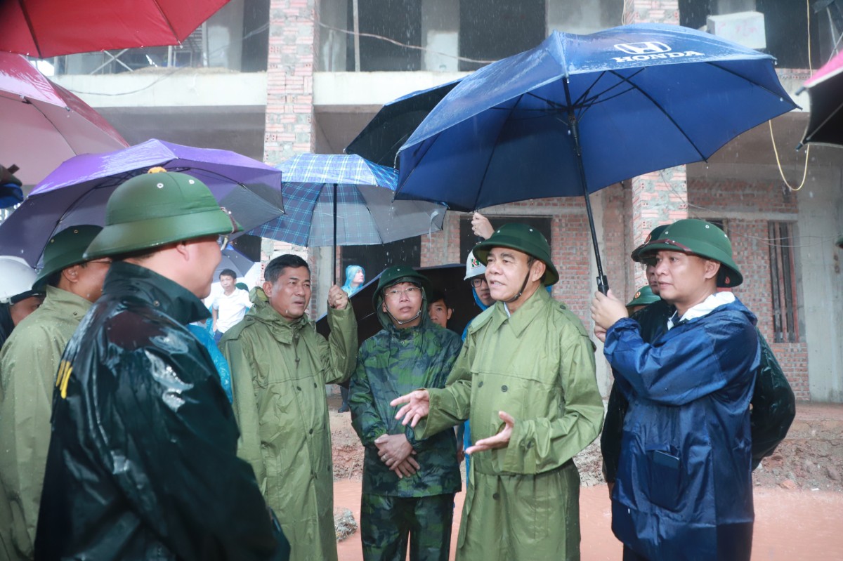 Chủ tịch UBND tỉnh Nghệ An Võ Trọng Hải đi kiểm tra thực địa tiến độ xây dựng các trường phổ thông nội trú liên cấp Tiểu học và THCS tại các xã biên giới. Ảnh: Kim Oanh