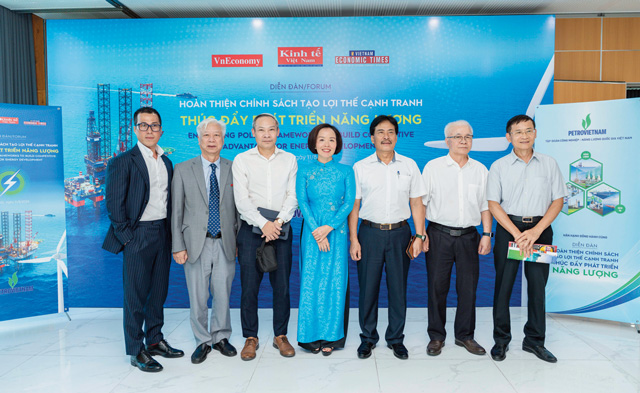 The author of this story - Mr. Nguyen Hung Dung (3rd from right),&nbsp; Vice Chairman and Secretary General of the Vietnam Petroleum Association (VPA), and other delegates at the&nbsp;“Enhancing Policy Frameworks to Build Competitive Advantage for Energy Development” forum, organized by Tap chi Kinh te Viet Nam / Vietnam Economic Times / VnEconomy. (Photo: Vietnam Economic Times)