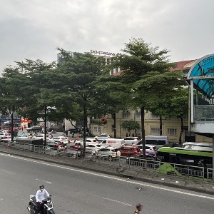 Đường Trần Nhật Duật (đường dưới) đông đúc phương tiện giao thông vào giờ cao điểm. Ảnh: Thanh Xuân
