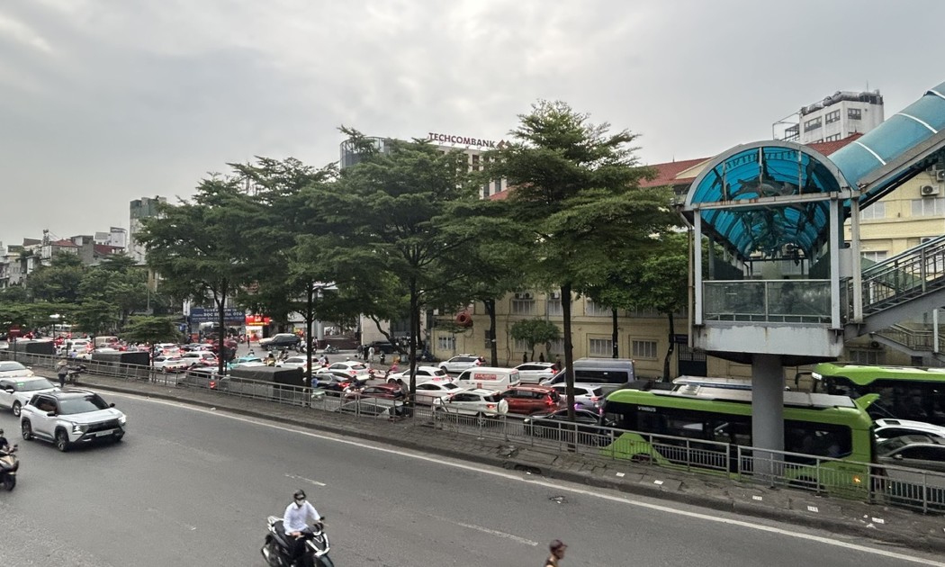 Đường Trần Nhật Duật (đường dưới) đông đúc phương tiện giao thông vào giờ cao điểm. Ảnh: Thanh Xuân