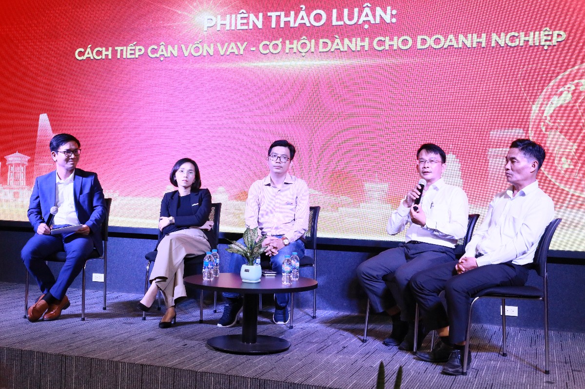 Đại diện các doanh nghiệp, HFIC, Quỹ Bảo lãnh Tín dụng tại phiên thảo luận "Cách tiếp cận vốn vay - cơ hội dành cho doanh nghiệp" - Ảnh: Minh Hà.