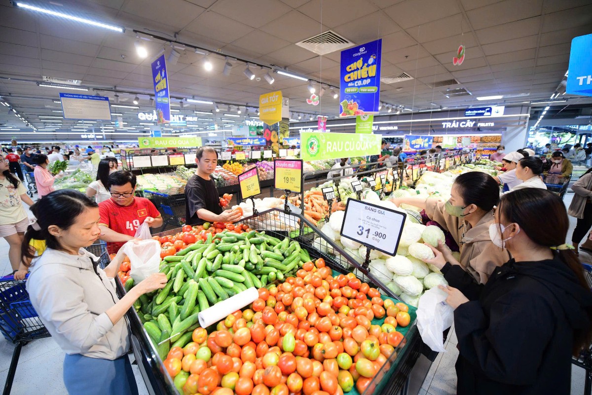 Người tiêu dùng chọn mua sản phẩm có "Tick xanh trách nhiệm". Ảnh: Quang Định.