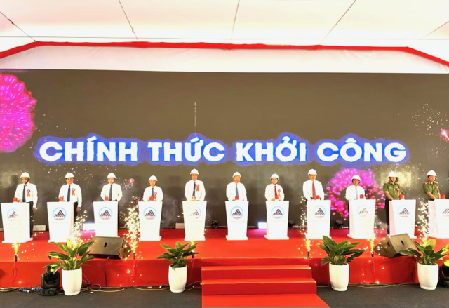 Lãnh đạo Chính phủ, các Bộ ngành và UBND TP. Đà Nẵng thực hiện nghi thức khởi công dự án. Ảnh Ban QLDA đầu tư XD các công trình GT và nông nghiệp Đà Nẵng.
