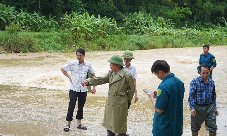 Lãnh đạo xã Sơn Thủy, tỉnh Thanh Hóa kiểm tra công tác phòng, chống, ứng phó mưa lũ. Ảnh: UBND xã Sơn